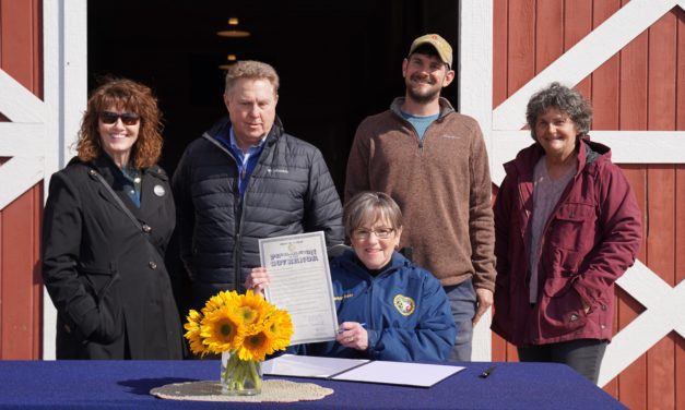 Laura Kelly proclama marzo como el Mes de la Agricultura de Kansas