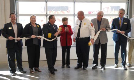 Gobernadora Laura Kelly celebra la inaguración de una nueva estación de bomberos en el condado de Johnson