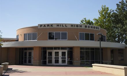 Autoridades investigan posible asalto estudiantil en Park Hill High School