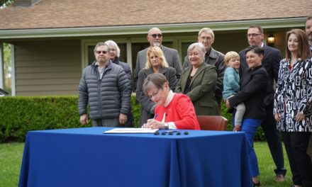 Gobernadora Kelly firma un proyecto de ley para reducir los impuestos a la propiedad