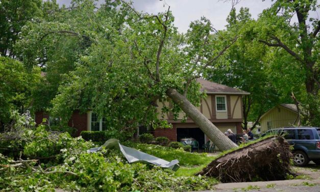 Informe preliminar: tornado EF1 cruza del condado de Johnson, Kansas al condado de Jackson, Missouri