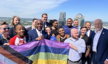 Funcionarios izan bandera del Orgullo LGBTQ+ en lo alto del Ayuntamiento en Kansas City