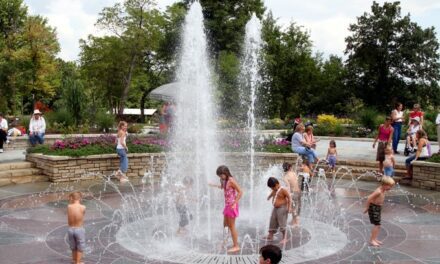 Centros de enfriamiento y parques para ‘chapotear’ ayudan residentes a combatir el calor