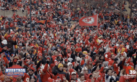 Miles de fanáticos asisten al desfile de la victoria de los Chiefs