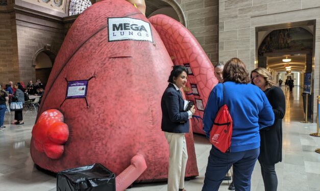 Pulmones gigantes en el Capitolio de Missouri con el objetivo de crear conciencia sobre el cáncer