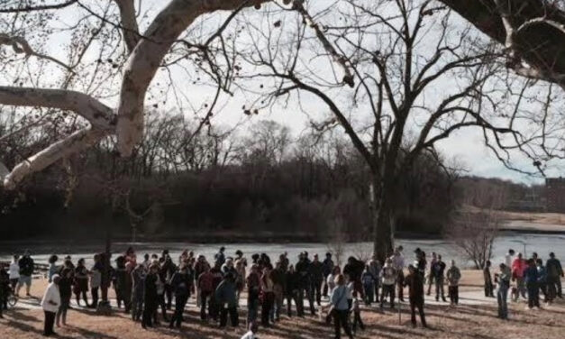 Kansas City Celebra el Día de Martin Luther King Jr. con una Caminata en la Naturaleza