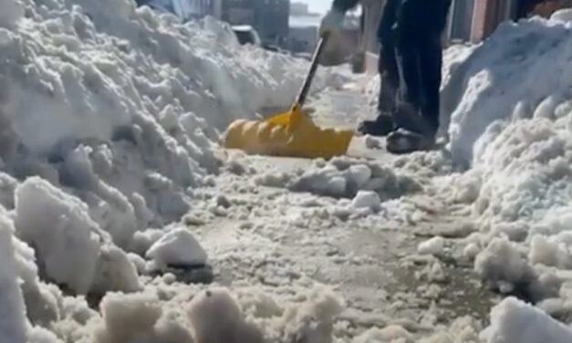 ¿Pueden demandar a propietarios por no limpiar la nieve y hielo de las veredas?