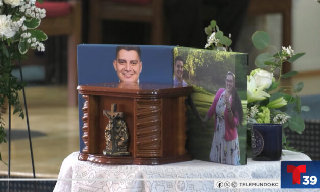 Realizan ceremonia funeraria para Adán Manzano en Topeka