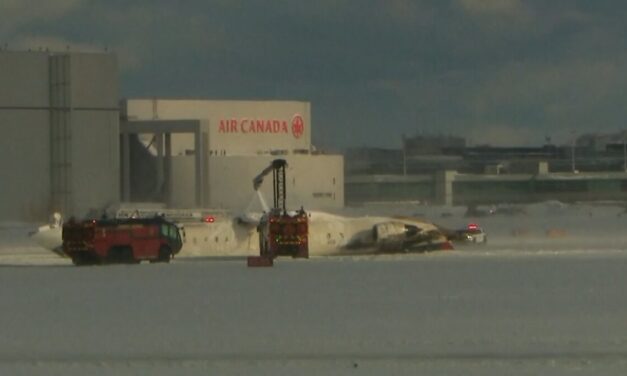 Avión que volaba desde Minnesota vuelca durante aterrizaje en el aeropuerto de Toronto